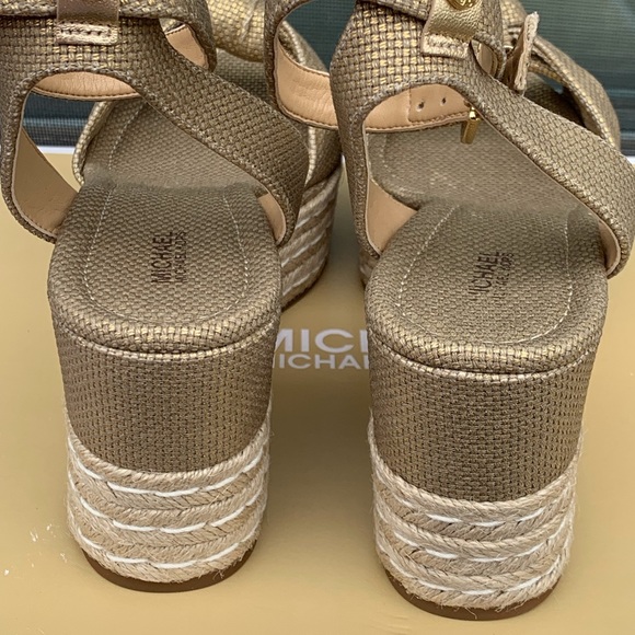 NWB Michael Kors Maxwell Mid Wedge Gold Size 9 - Picture 7 of 8